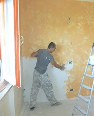 For the second layer, a more transparent shade is taken to give depth to the colored coating.