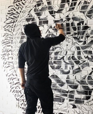 You can draw graffiti on the wall of an apartment yourself without using the services of professional graffiti artists.