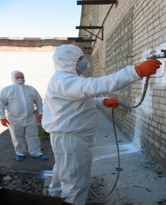 Heat-insulating paint is applied to a prepared and completely dry surface.