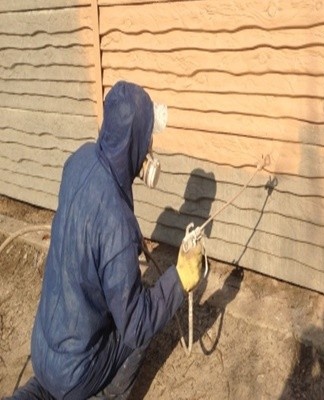 For refueling, more solvent is added to the spray gun to make a spray liquid.