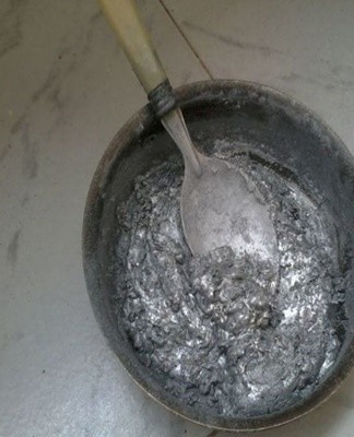 The correct varnish and thinning rates are usually given on the manufacturer's instructions or on the label.