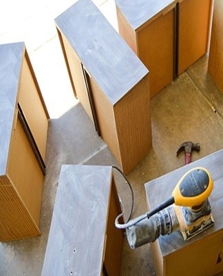 When painting chipboard, it is recommended to pour the paint into a roller tray for better absorption of the composition.