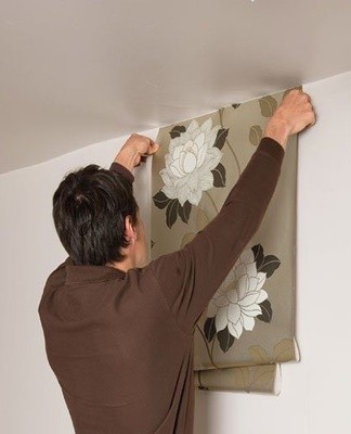 Usually the wallpaper is chosen according to the style of the room, the area of ​​the room, the colors and patterns you like.