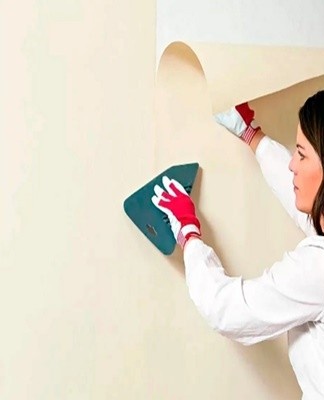 Some primer manufacturers recommend priming not only the walls, but also the wallpaper.