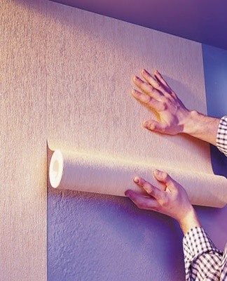 It is advisable to dismantle the old coloring composition from the wall before gluing.