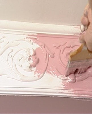 After drying, the painted gypsum surface fades, so it is varnished.