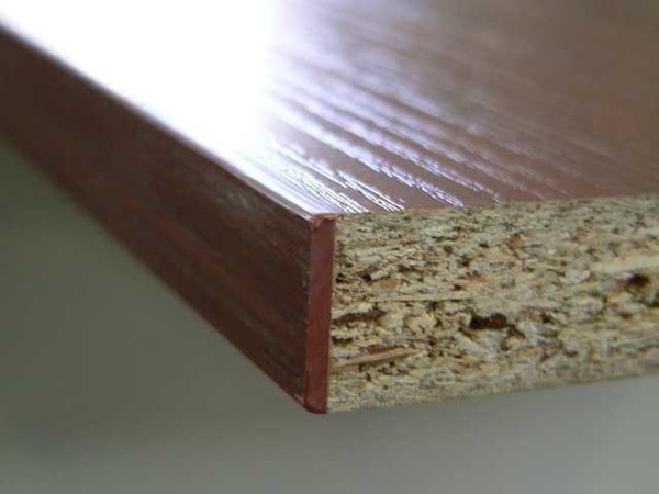 The sheet surface is coated with a matte or glossy polymer film by chemical pressing.