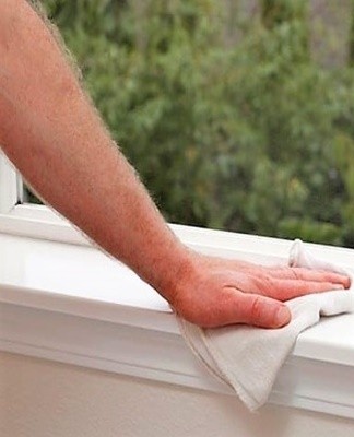 After painting the plastic window sill, it is recommended to sand the first layer.