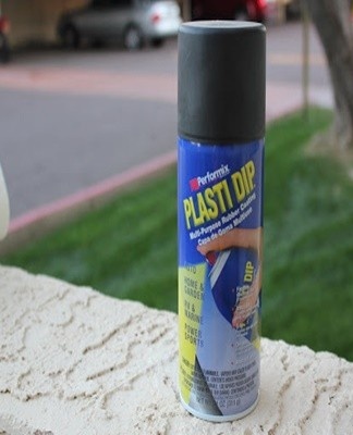 Vinyl paint, like rubber paint, is sold in spray cans, suitable for painting a car torpedo.