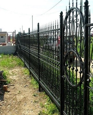 The function of the primer is to protect the surface of the fence from negative weather factors and corrosion processes.