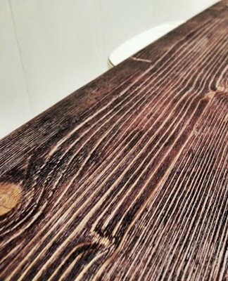 The soot method is often used to paint plastic car parts, but painting other surfaces is also possible.