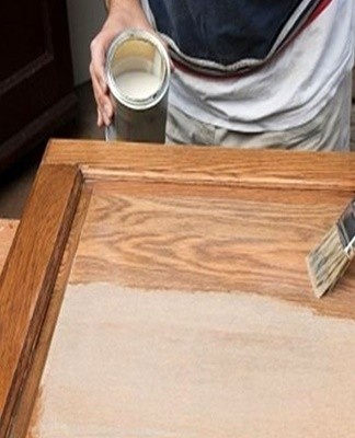 After applying antiseptic protection, prime the door and putty.