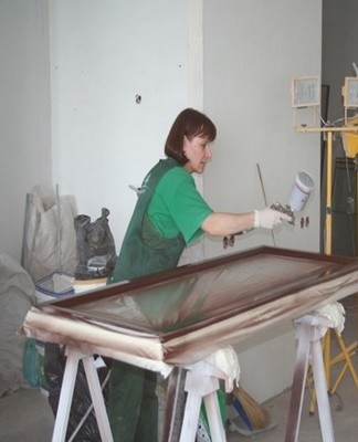 Apply the enamel in 2 coats: apply the second after the first has dried.