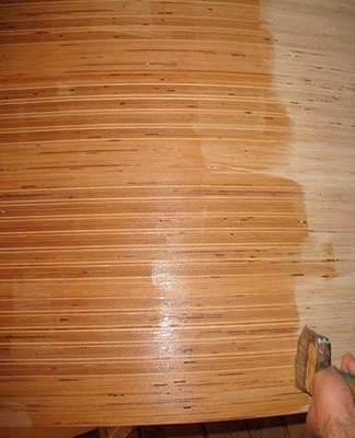 It is necessary to paint the plywood panels in the direction where the wood fibers go.