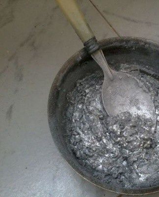 After mixing silver powder and varnish or drying oil, a dense and viscous solution is obtained.