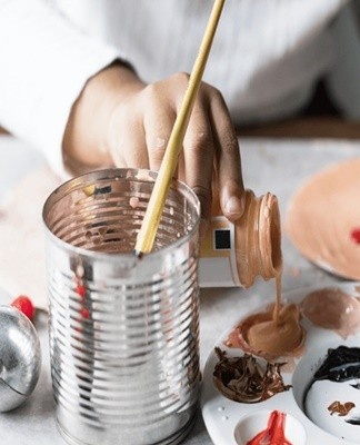 When the glue-based paint is ready, it is allowed to carefully apply it to the surface.