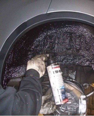 Before applying the anti-gravel, it is necessary to completely clean the surface to be treated.