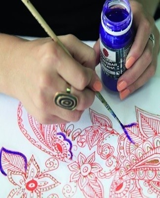 The basis for dissolving acrylic paint is water, but many craftsmen prefer to use special solvents.