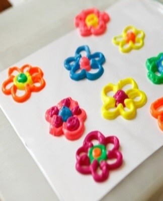 When using bulk paints, strokes should be applied generously to the paper, without sparing.