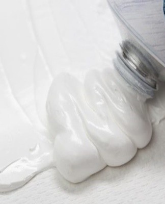 It is allowed to apply zinc white on wooden or metal surfaces.