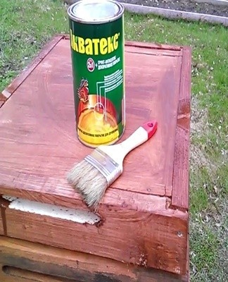 If the hives are made of resinous wood, they must be cleaned of resin.