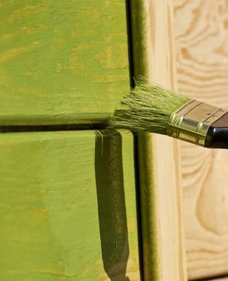 Painting surfaces with oil-based compositions is carried out in two stages.