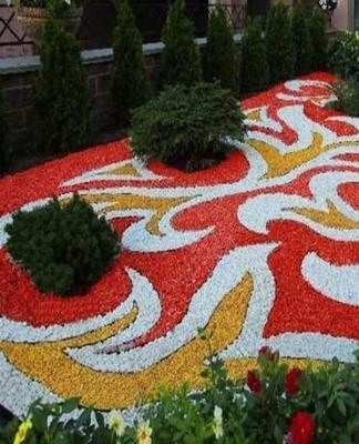 Painted crushed stone is often used in gardens and parks.