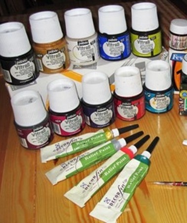 At the preparation stage, the table should be covered with newspapers or paper.