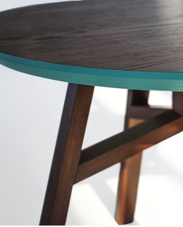 Alkyd enamels are available as aerosols or liquid stains.